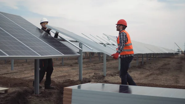İnsanlar montaj güneş panelleri — Stok fotoğraf
