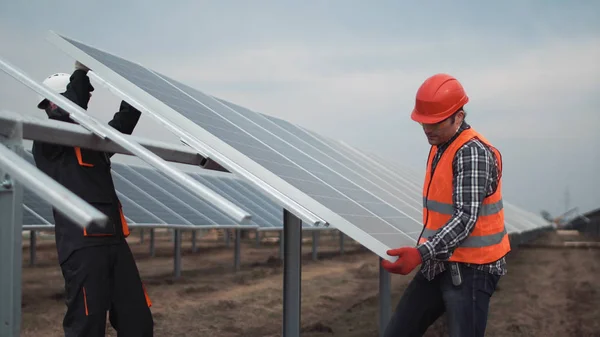 Arbetstagare installera solceller panelen — Stockfoto