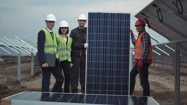 Equipo con panel solar —  Fotos de Stock