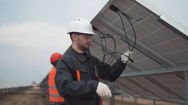 Les constructeurs travaillant avec des fils — Photo