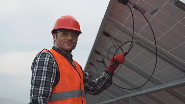 Paneles solares de montaje obrero —  Fotos de Stock