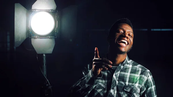 Joven feliz por la iluminación — Foto de Stock