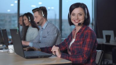 çağrı merkezi operatörleri iş başında