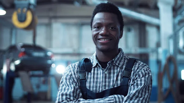 Auto mecánico vistiendo una camisa rayada sonrisas — Foto de Stock