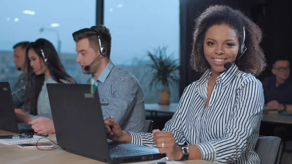 Fröhliche Frau im Callcenter — Stockfoto