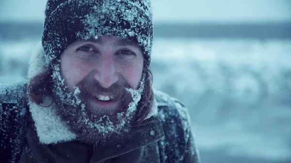 Homme souriant avec barbe dans la neige — Photo