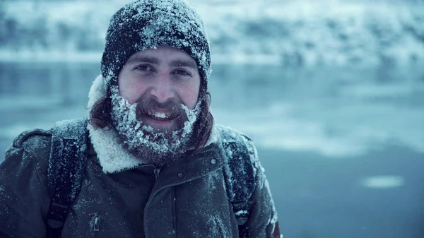 Poważny człowiek z brodą w śniegu — Zdjęcie stockowe