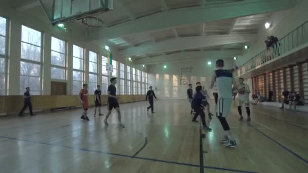 Multinationale studenten spelen basketbal — Stockvideo