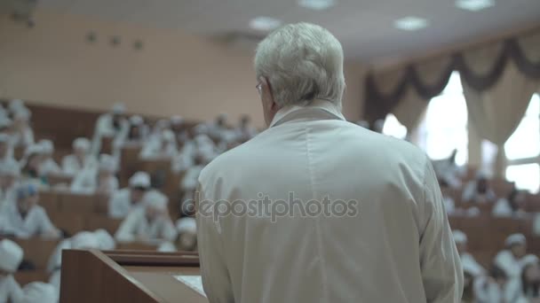 El profesor da una conferencia en la universidad de medicina — Vídeos de Stock