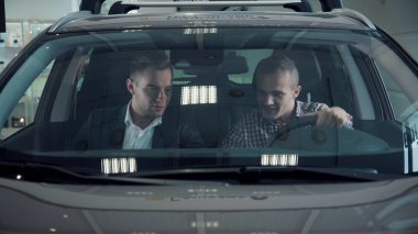 Pencereden otomobil showroom