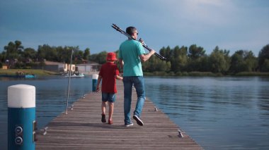 Adam oğluyla iskelede yürüyüş