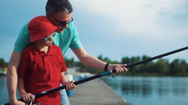 Oğlan balık tutmayı öğrenme