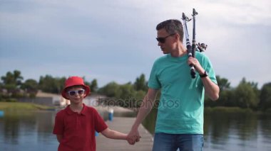 Baba ve genç oğlu akşam Balık tutma