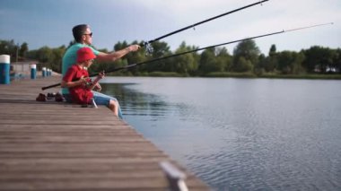 Adam ve iskelede balık tutan çocuk