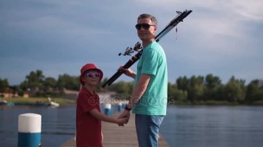 Adam oğluyla iskelede yürüyüş