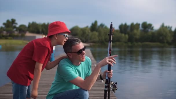 Adam oğlu balık tutmayı öğretmek — Stok video