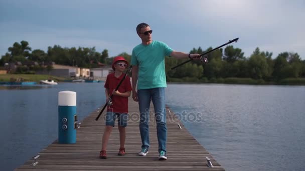 Babası iskelede oğluyla vakit geçiriyor — Stok video