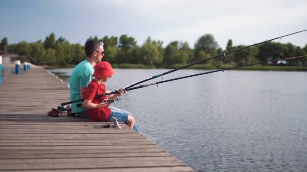 Mann und Junge angeln auf Pier — Stockvideo
