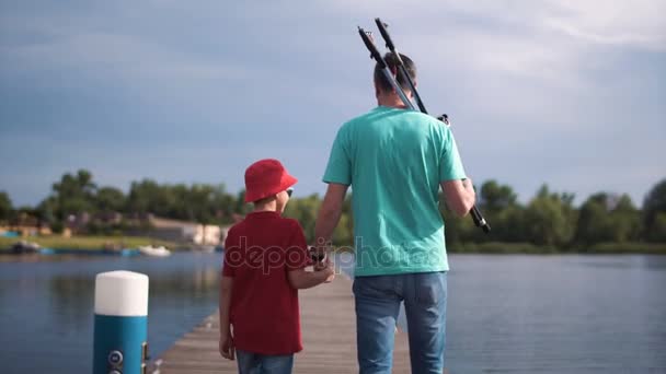 Hombre con hijo caminando en el muelle — Vídeo de stock