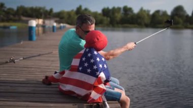 Baba ve oğul Amerikan bayrağıyla poz