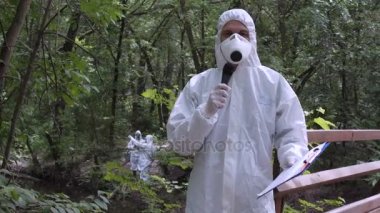 Bilim adamı konuşan mikrofon ormanda