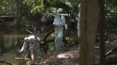 Kirleticiler için test üç biyo teknisyenleri