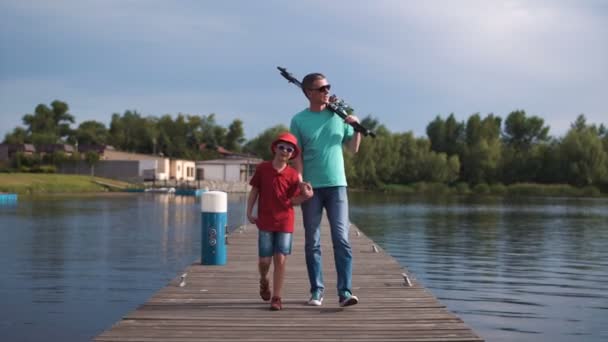 Father walking with son on pier — Stock Video