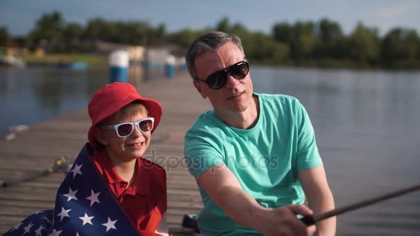 Padre e hijo posando con bandera americana — Vídeo de stock