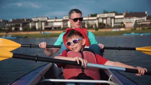 Man en zoon kajakken — Stockvideo