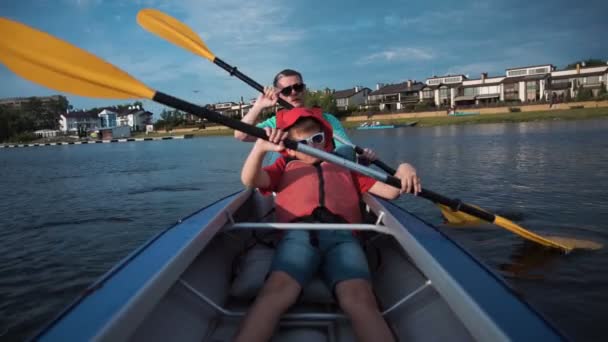 男人和皮划艇的儿子 — 图库视频影像