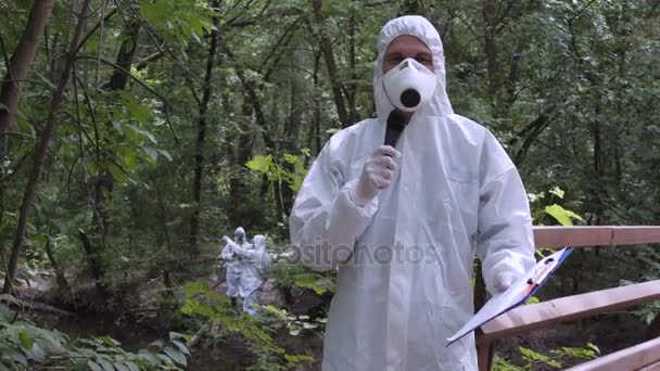 Científico hablando micrófono en el bosque — Vídeo de stock
