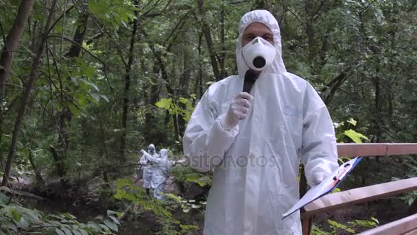 Scientifique parlant microphone dans les bois — Video