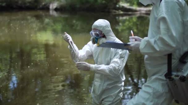 Ecologista tomando muestra de agua en la naturaleza — Vídeos de Stock