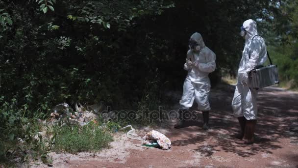 Biólogos trabajando en la naturaleza — Vídeos de Stock