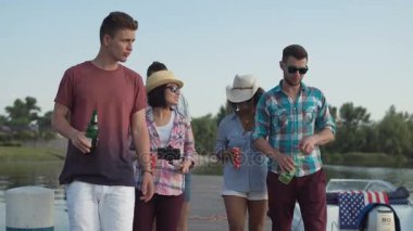 Bir grup insan içecekler pier üzerine