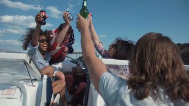 Grup birbirlerine toasting mutlu genç yetişkin