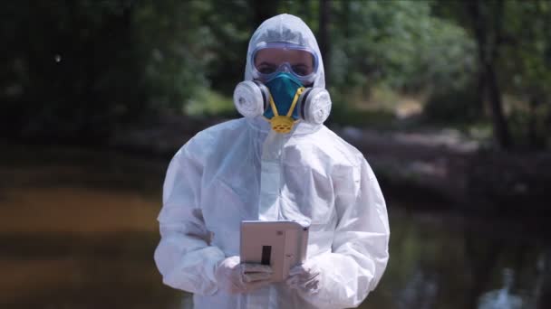 Ekolog v obleku drží tablet — Stock video