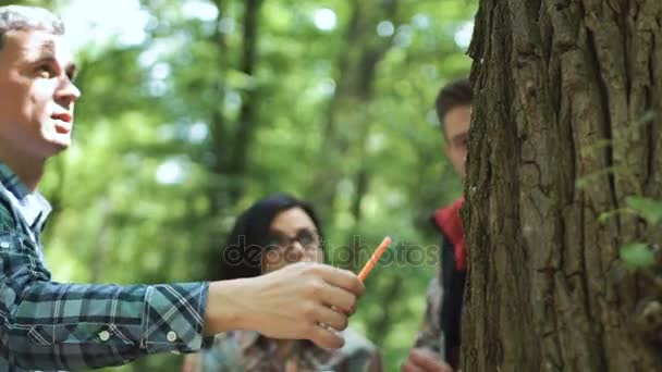 Scienziati occasionali discutono problemi — Video Stock