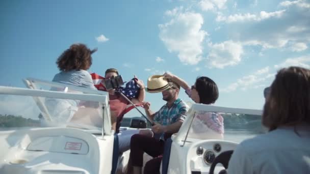 Amigos se divertindo no barco — Vídeo de Stock