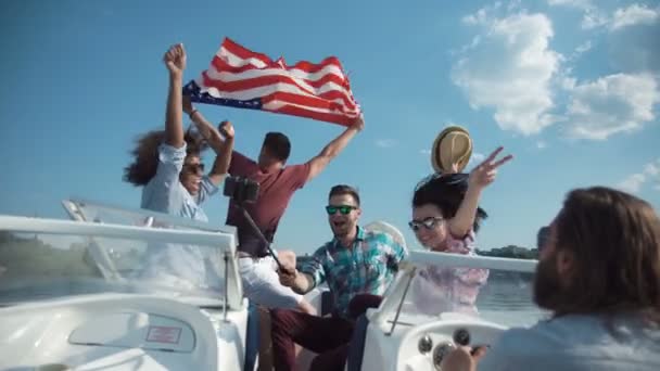 Amigos se divertindo no barco — Vídeo de Stock