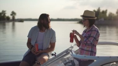 Genç çift birbirlerine bir motorlu tekne kızartma