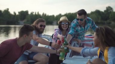 İskelede içme insanlar