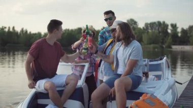 İskelede içme insanlar