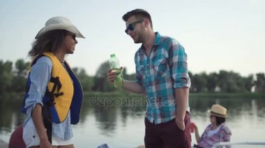 Siyah kadın ve pier üzerine beyaz adam