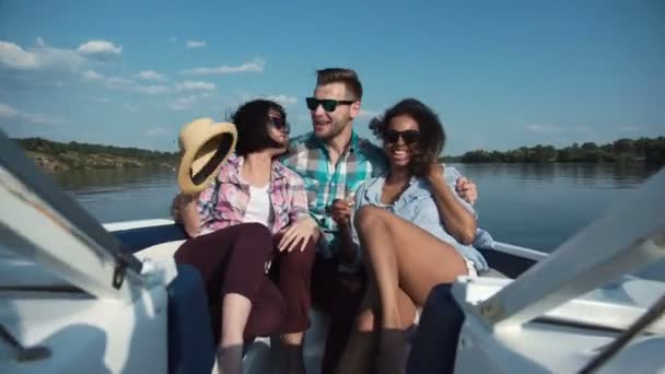 Drie vrienden plezier op boot — Stockvideo