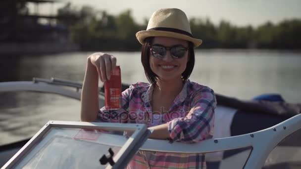 Mujer posando en barco — Vídeo de stock