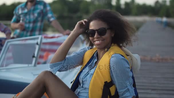 Mulher posando enquanto se diverte com amigos — Vídeo de Stock