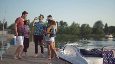 Bir grup insan içecekler pier üzerine