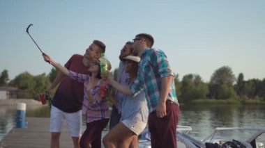 İskelede selfie alan insanlar içerik