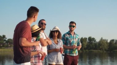 gülen arkadaşlar birlikte vakit geçiriyorlar.